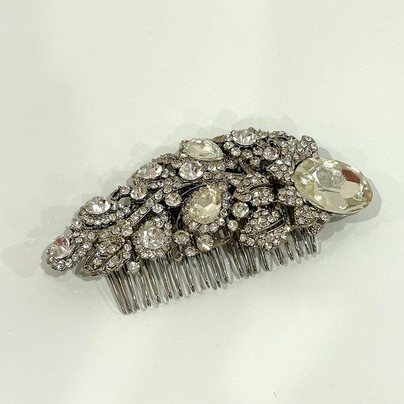 Elegant Silver Crystal Hair Comb - For bride or special occasion. - Picture 1 of 2